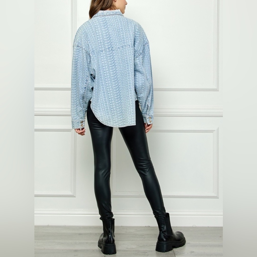 NEW Veveret Light Wash Geometric Abstract Textured Button Front Denim Top - Picture 7 of 7